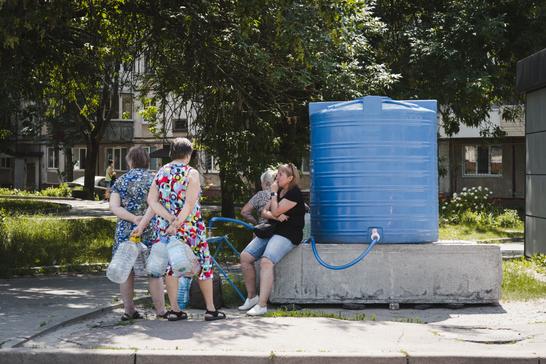 люди чекають на воду