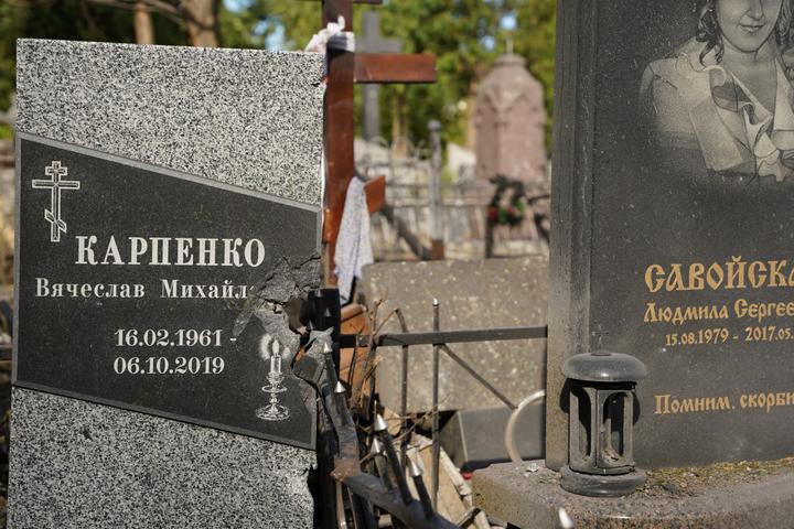 Крупний план посіченого пам'ятника на Центральному кладовищі