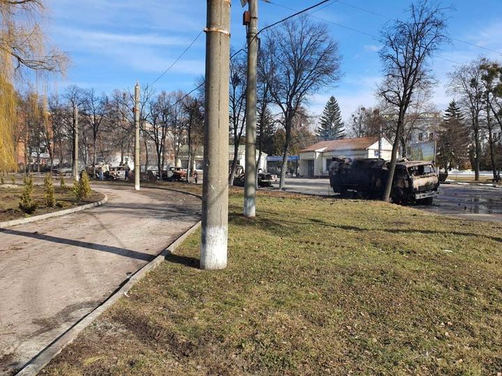 Sytuatsiia bilia artuchylyshcha stanom na 11.30 25 liutoho. Za informatsiieiu viyskovoi administratsii narazi sytuatsiia spokiyna. Trup na foto rosiyskoho viyskovoho. 2