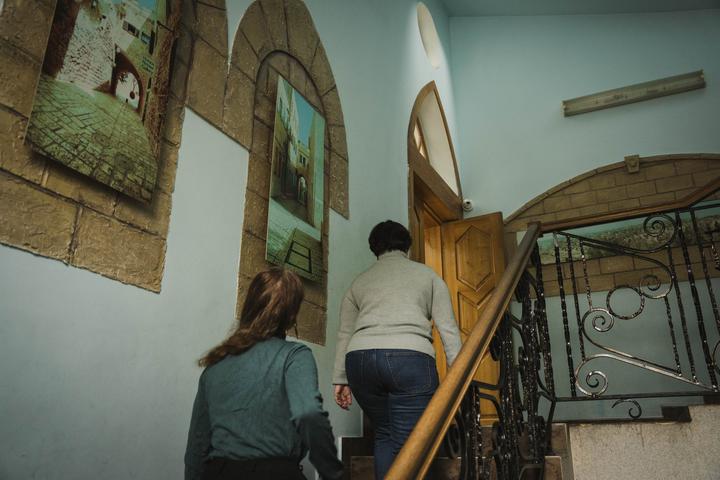 Директорка і журналістка Цукру піднімаються сходами єврейського дому