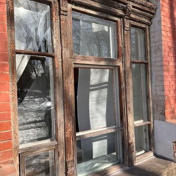 Пошкоджене вікно в Комерційному банку в Сумах