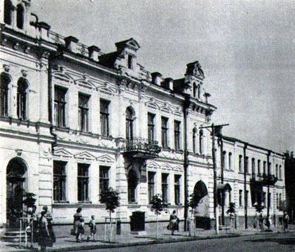 Аттики та балкони на маєтку.