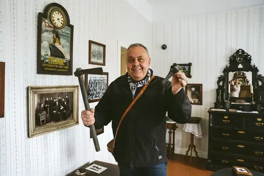 Директор Сергій Гуцан показує експонати свого музею.