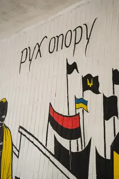 Стелу з прапорами на в'їзді в Суми зобразили на муралі