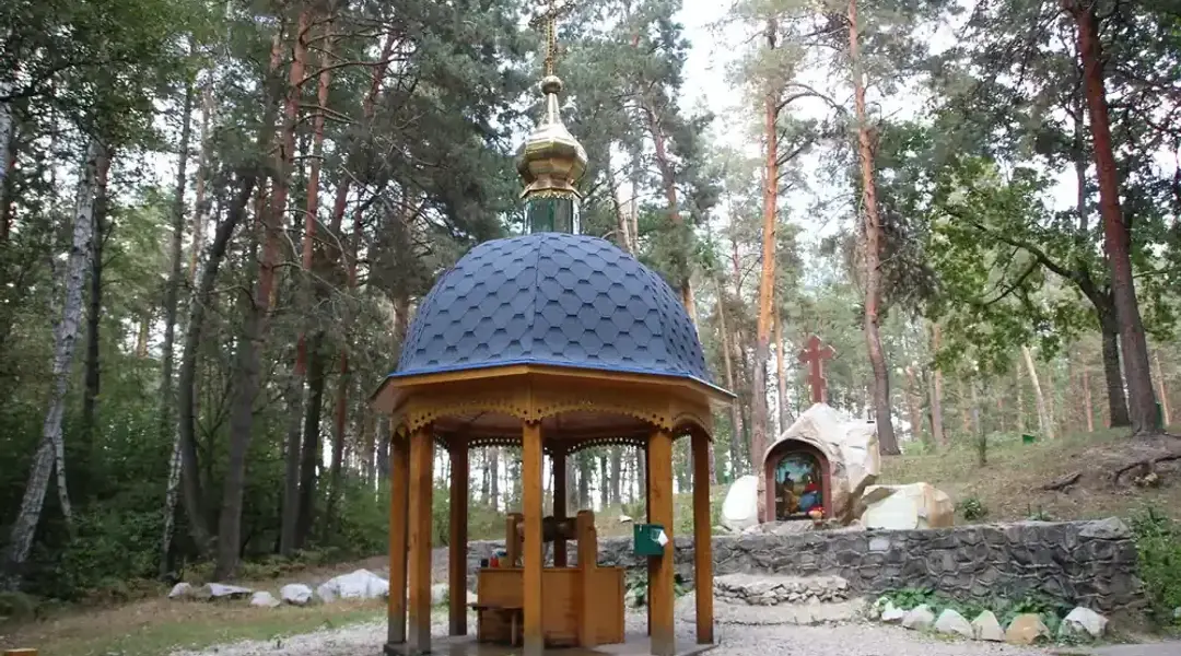 krynytsa na dubowytsʹkiy naberezhniу u krolevechchyni gromadi Криниця на Дубовицькій набережній у Кролевці