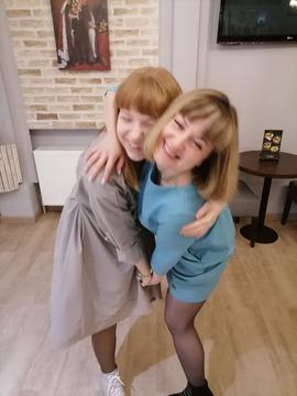 Донька з мамою танцюють