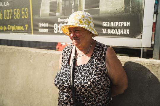 Жінка продає домашні персики