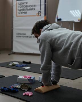 Чоловік закриває рану на тренінгу з домедичної допомоги в Сумах