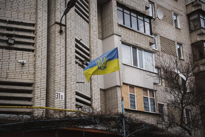 budynky pislia obstrilu 2 Український прапор висить на одній із вулиць Сум