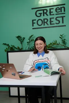 Викладачка в школі Green forest