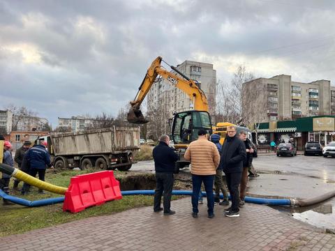 voda avaria sumy робота з ліквідації наслідків на напірному колекторі в Сумах
