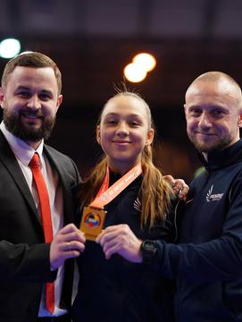 Вероніка Філатова разом з тренерами після перемоги