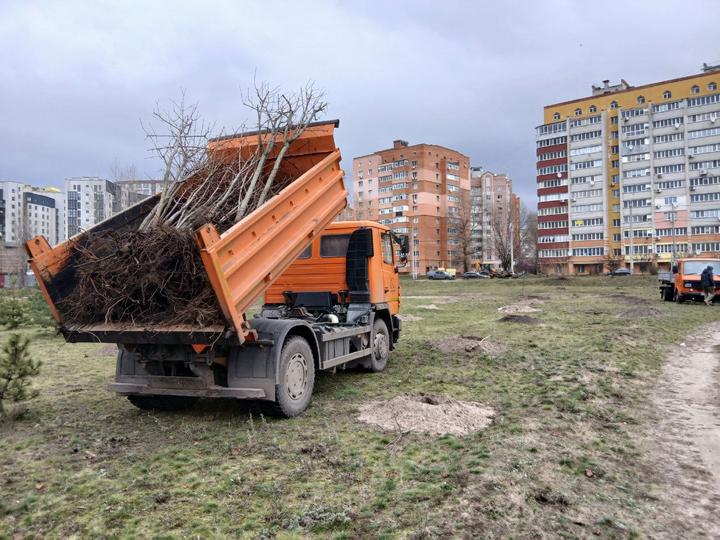 zavantazhuiut dereva u vantazhivku Завантажують дерева у вантажівку
