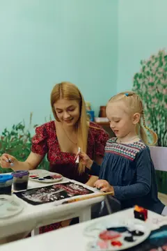 Викладачка артпростору в Сумах навчає дітей навчає дітей малювання